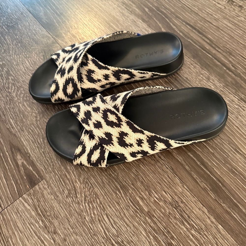 Rothys The Weekend Slide in Sandy Cat - Picture 4 of 6